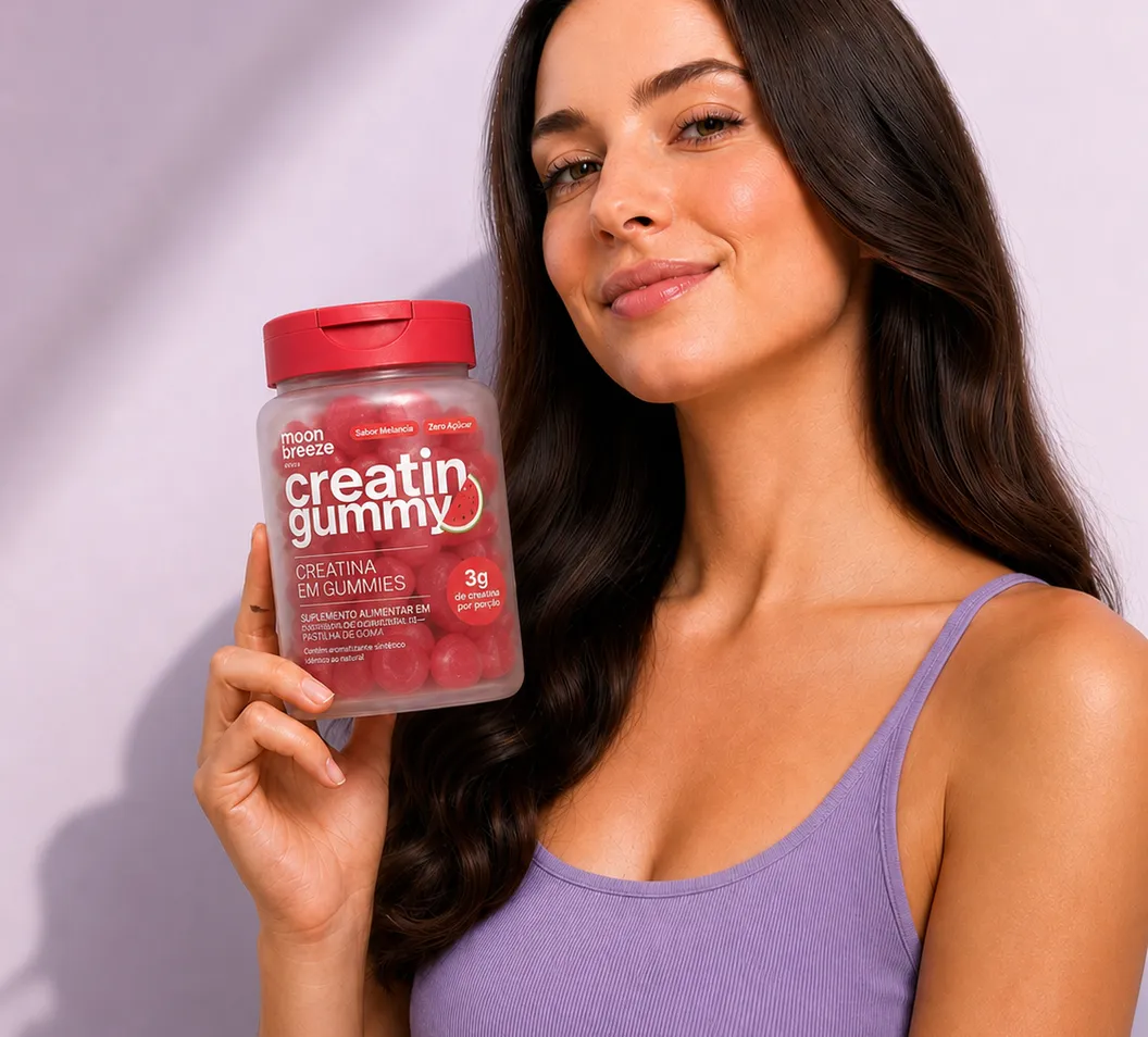 Mulher segurando a Creatin Gummy Moon Breeze