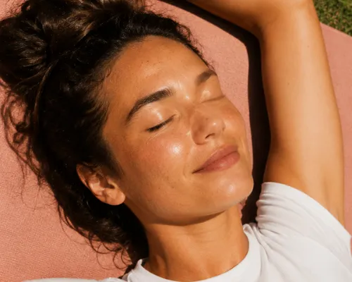 Mulher descansando ao sol depois da atividade física
